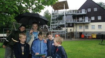 Kinder vor dem Waldschulheim Conradswiese 