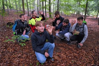 Waldschulheim in Conradswiese kann wieder junge Gäste empfangen - Angeleitet von Lehrling Neele Mothes (2.v.li.) suchten  die Schüler vom Kirchberger Gymnasium am Waldboden nach Lebewesen. 