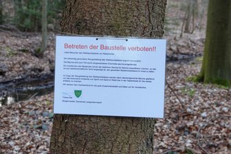 Waldsportplatz Langenbernsdorf: Umgestaltung soll im Frühjahr starten - Mit solchen Schreiben wurde vor dem Betreten des Waldsportplatzes Hasenheide in Langenbernsdorf gewarnt.