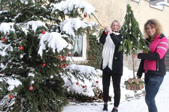Waldweihnacht und Wildweihnacht in Augustusburg - Nicolle Tüchert und Susi Nötzel (v. r.) schmücken den Hof des Hotels am Kunnerstein für die Waldweihnacht.