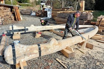 Walknochen aus Holz: Zwotaer „Gasthof zum Walfisch“ erhält sein ungewöhnliches Wahrzeichen zurück - Der Zwotaer Tischlermeister Michael Herold (mit Motorsäge) und Marcel Körner, ebenfalls ein gelernter Tischler, bei der Sanierung der hölzernen Walknochen, die seit 2012 das Wahrzeichen für den Zwotaer Gasthof zum Walfisch sind. Zum Hammerspektakel am 1. Mai sollen wieder das Eingangsportal zum Biergarten bilden.