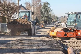 Walter-Klippel-Straße: Warum wird kein Radweg gebaut? - Der Ausbau der Walter-Klippel-Straße in Adelsberg hat im Vorjahr begonnen und soll 2023 enden. Neben dem grundhaften Ausbau der Straße entsteht auch ein Fußweg.