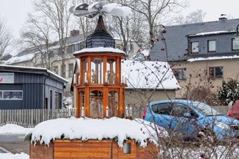 Walthersdorfer Ortspyramide zweimal kurz nacheinander beschädigt - Die Pyramide in Walthersdorf dreht zwar noch ihre Runden, doch ein Teil der Krippenfiguren fehlt. Sie müssen erst repariert werden. 