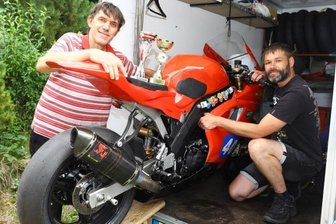 Walthersdorfer rast auf Platz 1 - Stefan Holz (l.) und Schrauber Torsten Stiehler blicken auf ein erfolgreiches Wochenende in der Börde zurück.