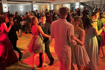 Walzer und Macarena in Frankenberg: Was die Jugend beim Abschlussball aufs Parkett legt - Am Samstagabend zeigten Schülerinnen und Schüler des Gymnasiums und der Oberschule Frankenberg im „Stadtpark“, was sie im Tanzkurs gelernt haben.