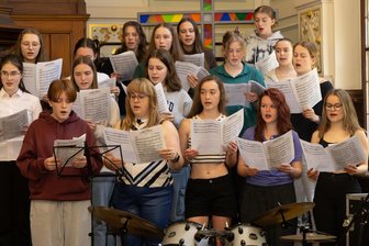 Wandel im Erzgebirge: Jugendliche ermutigen mit Musik zu Veränderungen - Der Jugendchor der Evangelischen Schulgemeinschaft Erzgebirge hat intensive Probenwochen hinter sich.