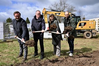 Wandel im Plattenbaugebiet: Zwickauer Wohnungsgesellschaft baut 20 neue Reihenhäuser - Der erste Spatenstich für die Reihenhausanlage ist gemacht. Von links: Alexander Bauer, GGZ-Chef Alexander Conrad, Bürgermeisterin Silvia Queck und Thomas Fritzsch, Fritzsch Bau.