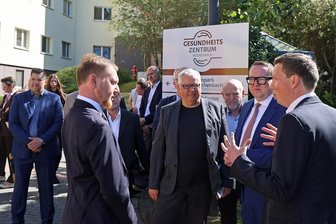 Wandel vom Krankenhaus zum Gesundheitszentrum - Ministerpräsident: „Man darf es nicht so machen wie in Reichenbach“ - Ministerpräsident Michael Kretschmer (links vorn) und Investor Kilian Lange (rechts) vor dem Gesundheitszentrum.