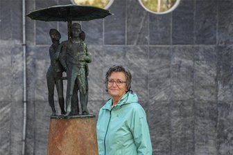 Wandel: Vor 34 Jahren wollte sie bloß weg — Jetzt ist sie überzeugte Chemnitzerin - Ina Seidel vor ihrem Lieblingskunstwerk: Dem Brunnen „Jugend“ von Johann Belz an der Straße der Nationen. Die Stadt pflege ihr kulturelles Erbe nicht genügend, kritisiert die Rückkehrerin. Sie wünscht sich, dass Kunst im öffentlichen Raum beschriftet ist.