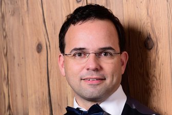 Wandelkonzert in Zwickau-Planitz: Von Kirche zu Kirche, von Orgel zu Orgel - Der Organist Stefan Kießling gastiert am Sonntag in Zwickau.