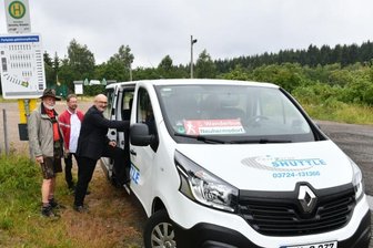 Wander-Bus nimmt Fahrt auf - Mehr Mobilität am Erzgebirgskamm nicht nur für Urlauber: Vorerst bis Ende Oktober finanziert der VMS den Wanderbus. Danach wird geprüft, ob er weiterhin fährt. Das entscheide die Resonanz, sagt Harald Neuhaus (r.), im Bild mit Wanderleiter Lothar Wunderlich (l.) und Busfahrer Lutz Quintscher.