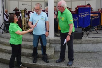 Wander-Höhepunkt in Klingenthal: So lief der 18. Sächsische Verbandswandertag - Antje Sünderhauf vom Wandersportverein Klingenthal übergibt den Staffelstab für den 19. Sächsischen Verbandswandertag 2025 an Willy Ehrig aus Leipzig. Nach dem Aschberggebiet wird dann die reizvolle Auenlandschaft im Norden von Leipzig das Ziel der Wanderer sein. Rechts Peter Meisel vom Wandersportverein.