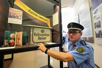 Wanderausstellung „Im Spannungsfeld Demokratie - 30 Jahre Polizei Sachsen“ gastiert in Plauen - Zeitzeuge Wolfgang Schütze hat den Übergang von der Diktatur zur Demokratie miterlebt.