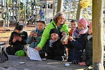 Wanderausstellung macht mit geheimnisvollen Bodenlebewesen bekannt - Schüler der Klassenstufe vier der Rochlitzer Regenbogen-Grundschule besuchen die Wanderausstellung "Boden, Leben, Zukunft" des Sächsischen Landesamtes für Umwelt, Landwirtschaft und Geologie.