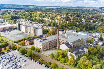 Wanderer-Areal in Chemnitz: Stadt und Investor konkretisieren Pläne - Das Wanderer-Areal erstreckt sich zwischen der Bahnstrecke (vorn) und der Zwickauer Straße. Die meisten Gebäude stehen leer und verfallen.