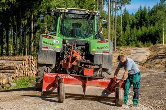Wanderer dürfen sich freuen: Warum die Waldgemeinschaft Pfaffroda ihre Hauptwege erneuert - Mario Ullmann von der Kopola GmbH aus Pfaffroda passt den sogenannten Anbaukrater an. Mit diesem Baugerät wird der Frostschutz planiert.