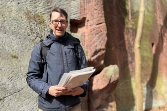 Wanderer erfahren, wann Rochlitz am Äquator lag - Gästeführer Bastian Rakow (39) nahm die Wanderer mit auf eine geologische Zeitreise.
