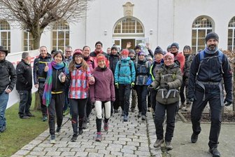 Wanderer gehen auf Hundertertour -