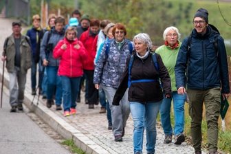 Wanderer genießen den Herbst -
