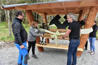 Wanderer haben neuen Anlaufpunkt am Kammweg - Der neuer Rastplatz am Kammweg bei Jöhstadt: Die Einweihung erfolgte am Sonntag durch Bürgermeister André Zinn, (links), Andrea Berndt vom Brauhaus Freiberg und Karsten Gräning vom TVE Erzgebirge. 