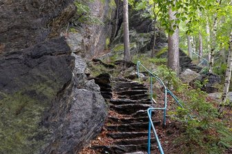 Wanderer in Gefahr: Belieberter Aufstieg zur Thumer Bastei bleibt vorerst gesperrt - Die Natursteintreppen des Aufgangs zur Bastei in Thum sind in keinem guten Zustand. Auch das Geländer entspricht aktuellen Anforderungen nicht mehr. Deshalb ist der Aufstieg aktuell gesperrt.