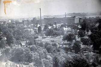 Wanderer-Werke: Die Geschichte eines Chemnitzer Unternehmens, das seine Gründer zu Multimillionären machte - Eine Aufnahme der Chemnitzer Wanderer-Werke aus der Zeit um 1936/37. Thomas Weißflog hat diese ungewöhnliche, etwas vom Zahn der Zeit angenagte Ansicht aus Familienbesitz eigens zu dem Vortrag im Tankstelle Projektraum mitgebracht.