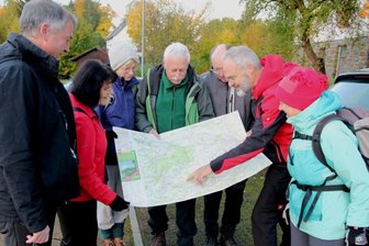 Wanderfalken genießen sonnigen Tag auf Schusters Rappen - Ein Blick auf die Karte kann vor Beginn der Wanderung nichts schaden. Der Präsident des Sächsischen Wander- und Bergsportvereins. Felix Pechmann (3. von rechts) hatte als Ortsunkundiger eine Karte dabei.