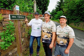 Wanderfans erobern den Fichtelberg zum 23. Mal zu Fuß - Mike Vogel, Ralf Roder und Jörg Ackermann (v.l.) am Startpunkt der Wanderung.