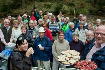 Wanderfreunde lassen ihre Herbsttour auslaufen - Ein volles Haus, beziehungsweise einen vollen Wald, gibt es immer, wenn die Wanderfreunde Sosa rufen. Vorn rechts Vereinschef Jörg Siegel mit den beliebten Schnittchen. Das Bild entstand im April 2011.