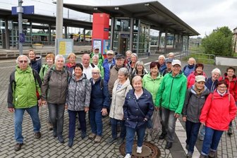 Wandergruppe ist unterwegs - 