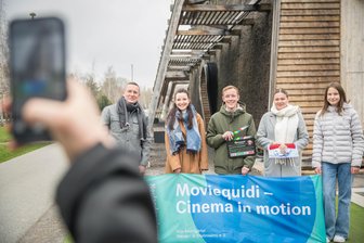 Wanderkino „Moviequidi“ bringt Sommerkino in Städte im Erzgebirge - Jens und Anja Baumgärtel (links) bringen mit dem Verein Wander- und Erlebniskino für Besucher ein kostenloses Filmprogramm in mehrere Orte.
