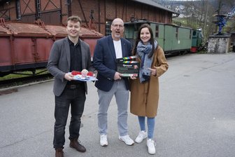 Wanderkino startet im Erzgebirge in neue Saison: Auftakt in Rittersgrün - Im April überbrachte Anja Baumgärtel vom Verein Wander- und Erlebniskino die Filmklappe für den Aufführungsort Eisenbahnmuseum Rittersgrün Tobias Rudelt von der Touristinfo (links) und Bürgermeister Lars Dsaak.