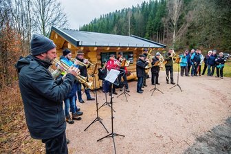 Wanderlustige freuen sich über neue Schutzhütte bei Eibenstock - Zur Einweihung der neuen Schutzhütte an den Rektorswiesen bei Eibenstock spielte der Posaunenchor der Kirchgemeinde Eibenstock. 