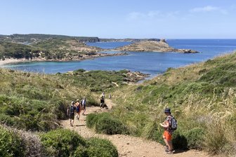 Wandern auf Menorca - 185 Kilometer durch fast unberührte Landschaft - Auf dem Camí de Cavalls haben Wanderer oft das Meer im Blick.