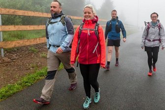 Wandern extrem: "Erz50" macht nass und doch glücklich - André Wilke, Maria Otto, Robert Hanjohr und Jenny Helbig (von links) aus Chemnitz sind am Sonnabend um 4 Uhr aufgestanden um am "Erz50" teilzunehmen. Später ging es vom Fichtelberg aus zum Auersberg. 