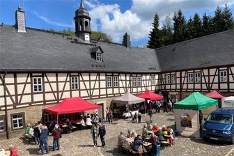 Wandern in der Montanregion Erzgebirge: Auf den Spuren von Hammerherren und -frauen - Blick in den Innenhof des Herrenhofs Erla. Das dreiflüglige Fachwerksensemble gehört der Stadt Schwarzenberg, das Herrenhaus ist in Privatbesitz.