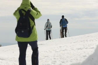Wandern leicht gemacht: Neue Wandertafel an Gästeinfo im Erzgebirge angebracht - Die neue Wandertafel soll Kur- und Wanderurlaubern das Planen von Touren in der Umgebung ermöglichen.