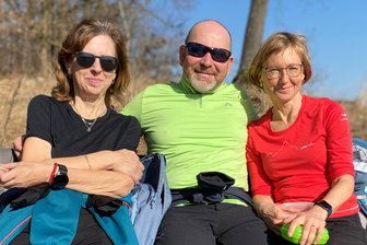 Wandern mit Frühlingsgefühlen: Was Teilnehmer einer Singlewanderung in Flöha erwarten - Steffen Bäger hat Antje Bach (links) und Ramona Kießling bei Singlewanderungen kennengelernt. Ramona und er sind inzwischen ein Paar. Wandern gehen sie weiterhin alle gemeinsam.