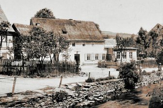 Wandern mit Wissenszuwachs: Heimatfreunde gehen in Raschau auf die Spur von ehemaligen Gaststätten - Das alte Foto zeigt die Raschauer Fleischerei Schmiedel. Der Anbau war eine Gaststätte. 