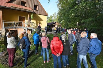 Wandern und essen: Ortsgeschichte wird in Kleinwaltersdorf auf besondere Weise vermittelt - Kulinarische Exkursion entlang des Waltersbachs: Ortschronistin Waltraud Götze begrüßte über 50 Einheimische und Gäste.