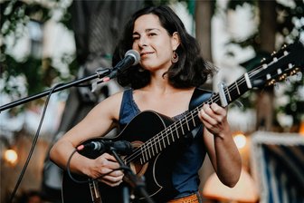 Wandern, wundern und zocken: Fünf Tipps zum Wochenende in Mittelsachsen - In Mittweida leitet am Samstag Paula Linke im Saal des Vereins Deckerberg einen Songwriting-Workshop.