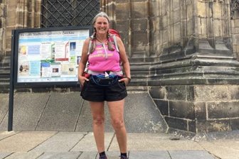 Wandernde Aktivistin sucht und findet in Zwickau das Gespräch über Frauenrechte - Birgit Pfersich - Aktivistin