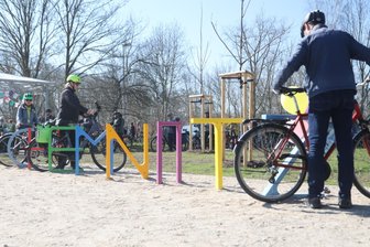 Wandernde Fischwegbrücke schmückt Rastplatz am Chemnitztalradweg - Die Fahrradständer am neuen Rastplatz in Draisdorf ergeben das Wort Chemnitz und sind in den Farben der Esse bemalt.