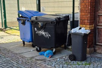 Wandernde Mülltonne stellt Abfallwirtschaft in Zwickau vor ungeahnte Probleme - Die Mülltonne war gestohlen, aber in der Peter-Breuer-Straße bis zum Überquellen befüllt worden.
