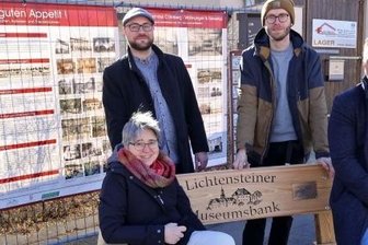 "Wandernder Bauzaun": Nachnutzer für Tafeln gesucht - Zur Nachnutzung abzugeben: die im Hintergrund sichtbare Einführungstafel. Vorn links im Foto die Leiterin des Stadtmuseums Anne Sophie Berner auf der Lichtensteiner Museumsbank. 