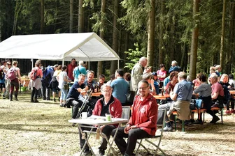 Wanderparkplatz und Wegebau in Wernitzgrün: Stadt muss mehr zahlen - Wernitzgrün und seine Umgebung sind ein beliebtes Wandergebiet - wie im Foto bei der Erlbacher Bergwanderung 2023, als hier ein Kontrollpunkt war. Für den neuen Wanderparkplatz muss Markneukirchen tiefer in die Tasche greifen.