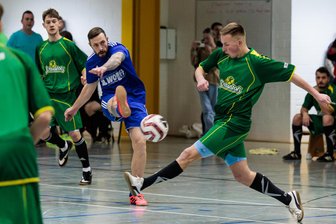 Wanderpokal bleibt in Rochlitz: BSC-Kicker gewinnen nach Startschwierigkeiten eigenes Hallenturnier - Mit diesem Schlenzer gegen Rotation Göritzhain verhinderte Christoph Eckart ein mögliches frühes Aus seiner Rochlitzer Mannschaft.