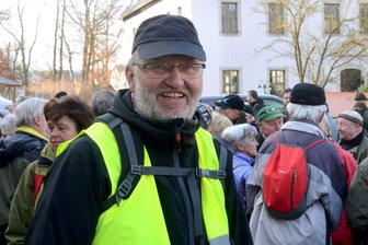 Wanderschuhe werden nie unbequem - silberne Ehrennadel für einen Vogtländer - Nicht nur wie hier bei der Osterhasenwanderung vor einigen Jahren steckt Gerhard Wattenbach mit seiner guten Laune an.