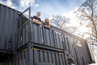 „Wanderspace“ in Burgstädt: Container-Treff soll neuer Lieblingsort für Jugendliche werden - Colin Gräfe und Amy Kreißl auf der Wanderspace-Treppe; hier soll der Jugendstadtrat tagen.