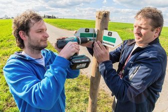 Wandertag 2024 in Lugau: Erste Routen gibt es schon - Tobias Keller (links) und Mike Knobloch von den Gipfelstürmern ergänzten bereits vor einigen Jahren die Beschilderung des Steinkohlenweges. Das ermöglicht es nun, den Steinkohlenweg beim Sächsischen Wandertag als ungeführte Tour anzubieten. 